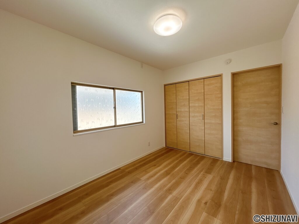 【リフォーム済/2階6帖洋室(北西)】元々は和室ですが、フローリングへ変更、クロス・建具・照明の交換を行い、洋室へ変更しました。