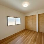 【リフォーム済/2階6帖洋室(北西)】元々は和室ですが、フローリングへ変更、クロス・建具・照明の交換を行い、洋室へ変更しました。