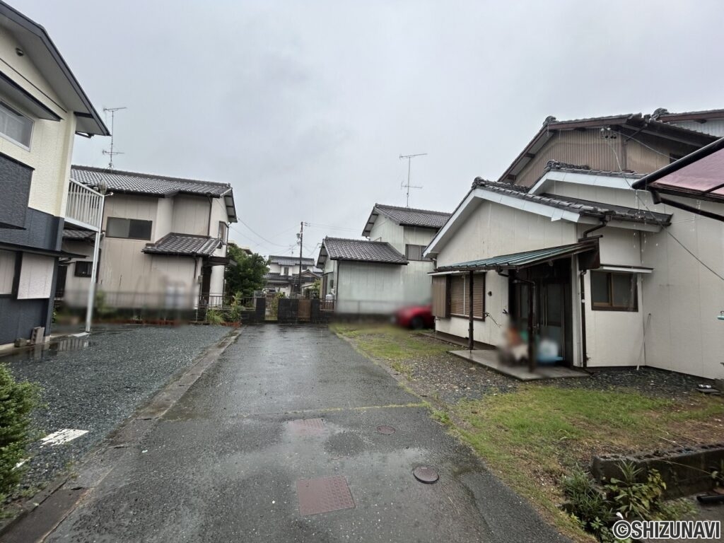 【進入路】進入路の写真です。道路から１本奥に位置しているため、通行者の視線などを気にせず生活いただけます。