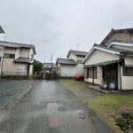 【進入路】進入路の写真です。道路から１本奥に位置しているため、通行者の視線などを気にせず生活いただけます。