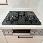 【リフォーム済／キッチン】新品交換したキッチンは３口コンロで同時調理が可能。大きなお鍋を置いても困らない広さです。お手入れ簡単なコンロなのでうっかり吹きこぼしてもお掃除ラクラクです。