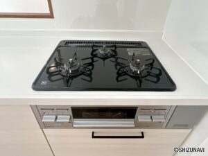 【リフォーム済／キッチン】新品交換したキッチンは３口コンロで同時調理が可能。大きなお鍋を置いても困らない広さです。お手入れ簡単なコンロなのでうっかり吹きこぼしてもお掃除ラクラクです。