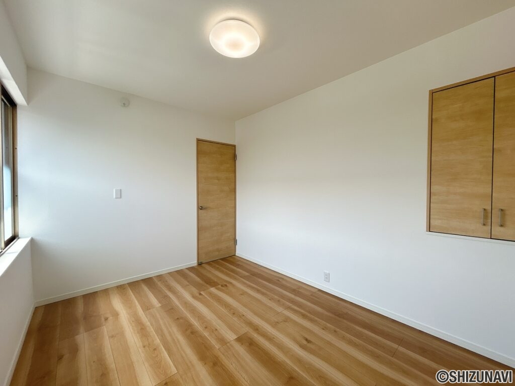 【リフォーム済/2階6帖洋室(南東)】フローリングの重張、クロス・建具・照明の交換を行いました。