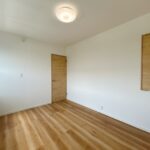 【リフォーム済/2階6帖洋室(南東)】フローリングの重張、クロス・建具・照明の交換を行いました。