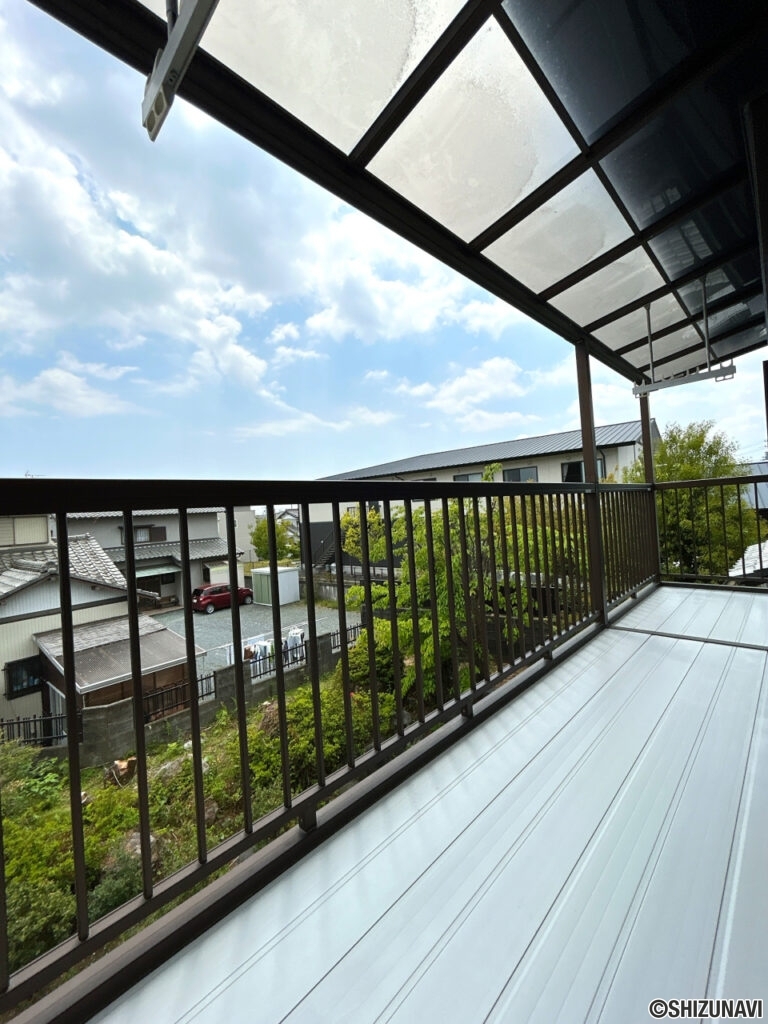 【リフォーム済/バルコニー】床材は塗装を行いました。庇がついており、急な雨の時は助かりますね。