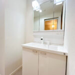 【リフォーム済/洗面所】洗面化粧台はハウステック製の新品に交換しました。三面鏡の裏側はすべて収納になっています。洗面ボウルは底が平らなので、つけ置き洗いなどの家事でも活躍します。