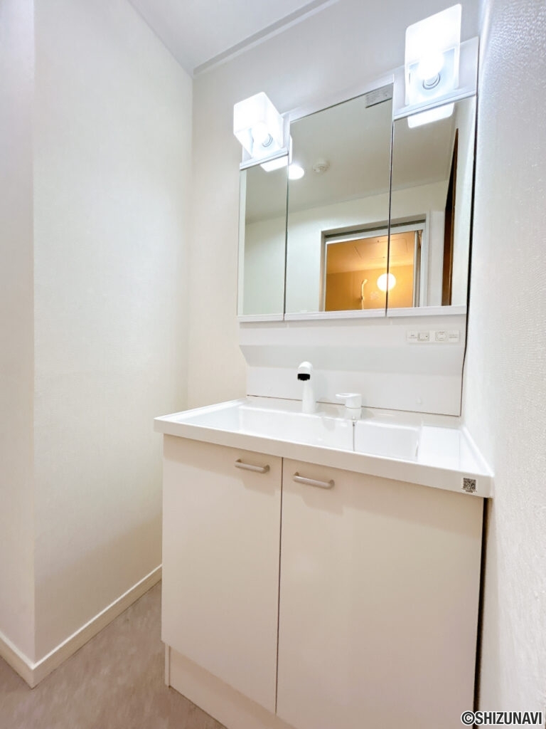 【リフォーム済/洗面所】洗面化粧台はハウステック製の新品に交換しました。三面鏡の裏側はすべて収納になっています。洗面ボウルは底が平らなので、つけ置き洗いなどの家事でも活躍します。