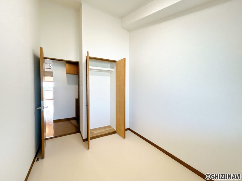 【リフォーム済/約5帖洋室】洋室は照明交換、クロスの張替え、カーペット張替えを行いました。