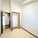 【リフォーム済/約5帖洋室】洋室は照明交換、クロスの張替え、カーペット張替えを行いました。