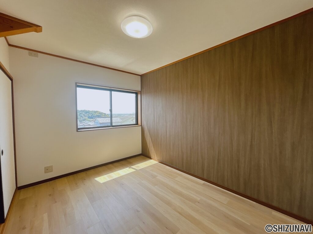 【リフォーム後／二階東側洋室】二階東側の和室は洋室に間取り変更しました。床フロアタイル張り、クロス張替え、照明交換等のリフォームを行いました。