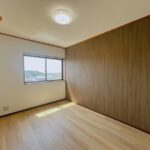 【リフォーム後／二階東側洋室】二階東側の和室は洋室に間取り変更しました。床フロアタイル張り、クロス張替え、照明交換等のリフォームを行いました。
