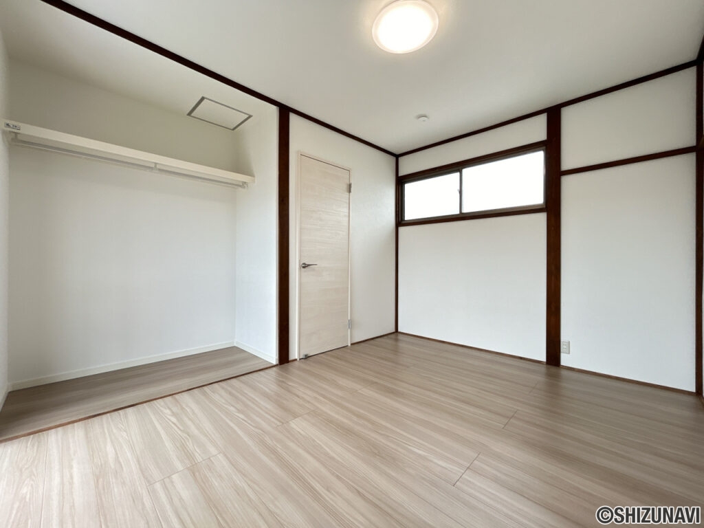 【リフォーム済/2階洋室】2階東側約6帖の洋室です。元は和室ですが、床はフローリング、壁、天井はクロスで仕上げ、洋室に変更しました。
