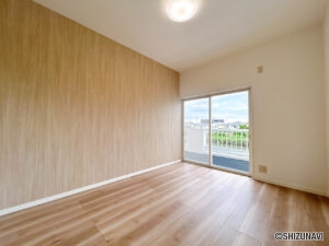 【リフォーム後/2階東側洋室】フローリング重張、クロス・建具・照明の交換を行いました。
