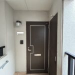 【玄関】玄関ドアはクリーニングを行いました。