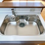 【リフォーム後／キッチン】新品交換したキッチンのシンクはサビにくく熱に強いステンレス製です。水はねの音を抑える静音設計で、従来よりもさらに水音が静かになっています。