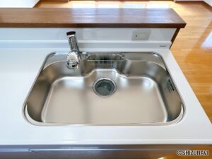 【リフォーム後／キッチン】新品交換したキッチンのシンクはサビにくく熱に強いステンレス製です。水はねの音を抑える静音設計で、従来よりもさらに水音が静かになっています。