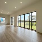 【リフォーム済/リビング】元は和室ですが、床はフローリング、壁、天井はクロスで仕上げ、約20帖のリビングになりました。窓が計5か所あるLDKで、明るく風通しの良い家族の憩いの場となりそうです。