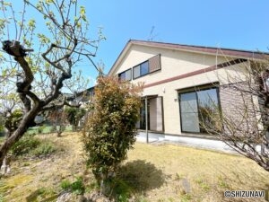 【リフォーム後／現地外観南側】植栽は一部伐採、剪定を行いました。
