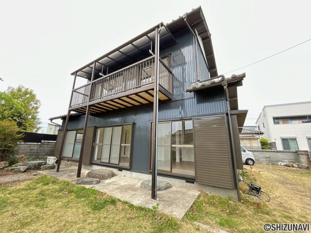 【リフォーム後/外観】別角度です。外壁塗装、漆喰補修を行いました。コストのかかる外回りのメンテナンスも済んだ状態でお引渡しになります。