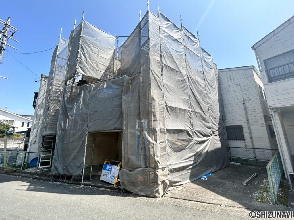 【リフォーム中/外観】現在、外壁と屋根を塗装中です。購入後すぐの塗り直しが必要ないのは嬉しいですね。
