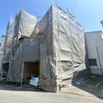 【リフォーム中/外観】現在、外壁と屋根を塗装中です。購入後すぐの塗り直しが必要ないのは嬉しいですね。