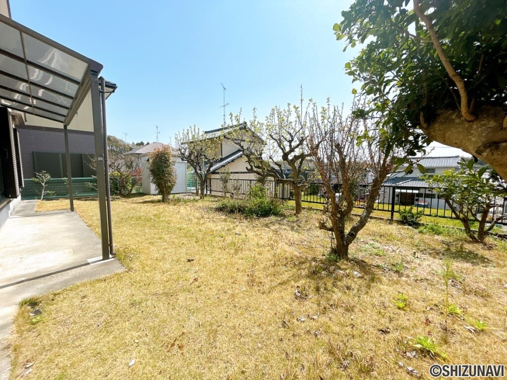 【リフォーム後／庭】お庭が大きく、洗濯干しやBBQスペースとしても嬉しいですね。南側向きで日当たりもよく、ひな壇の団地に位置するため、解放感のある眺望です。