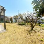 【リフォーム後／庭】お庭が大きく、洗濯干しやBBQスペースとしても嬉しいですね。南側向きで日当たりもよく、ひな壇の団地に位置するため、解放感のある眺望です。