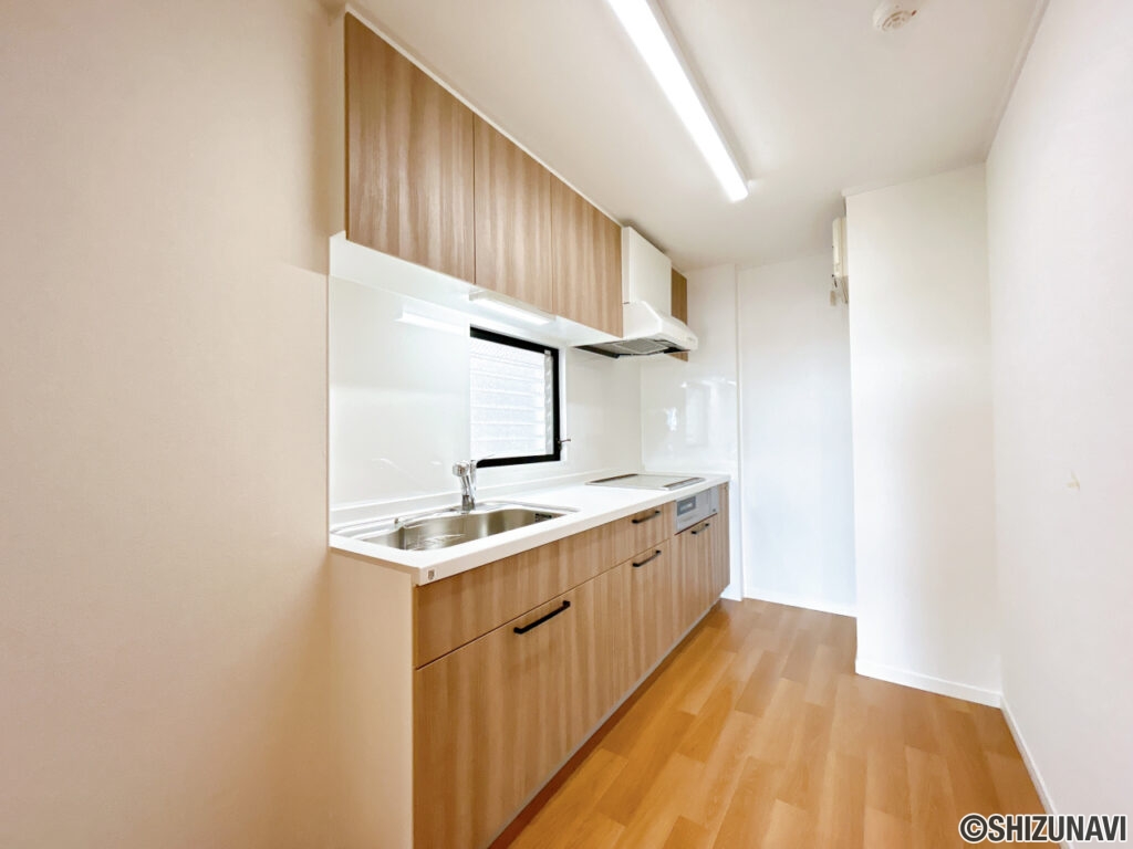 【リフォーム済/キッチン】キッチンはハウステック製の新品に交換致しました。引出が4つの嬉しい多収納タイプ。天板は熱や傷にも強い人工大理石仕様なので、毎日のお手入れが簡単です。