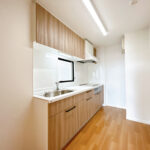 【リフォーム済/キッチン】キッチンはハウステック製の新品に交換致しました。引出が4つの嬉しい多収納タイプ。天板は熱や傷にも強い人工大理石仕様なので、毎日のお手入れが簡単です。