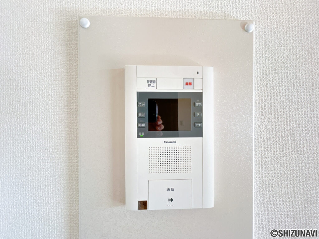 【モニター付きインターホン】エントランスからの呼出し時もモニターで来客の方を見る事が出来ます。