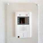 【モニター付きインターホン】エントランスからの呼出し時もモニターで来客の方を見る事が出来ます。