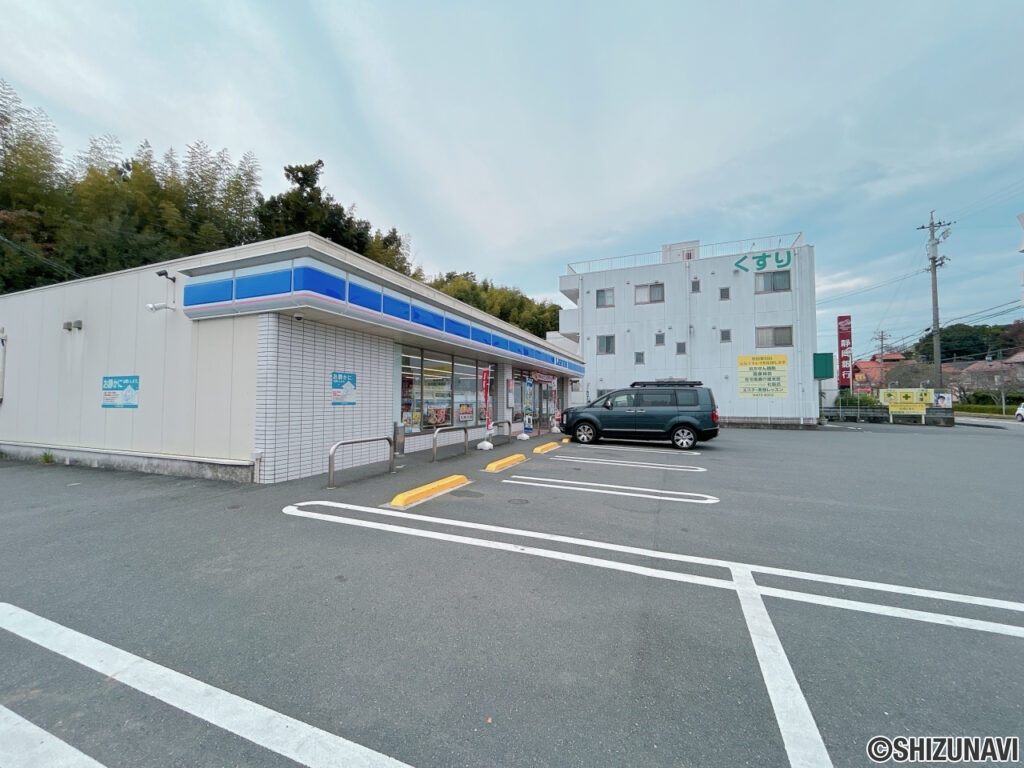 ローソン浜松富塚店様まで約450m。徒歩6分の距離です。歩ける距離に24時間営業の商業施設があると心強いですね。