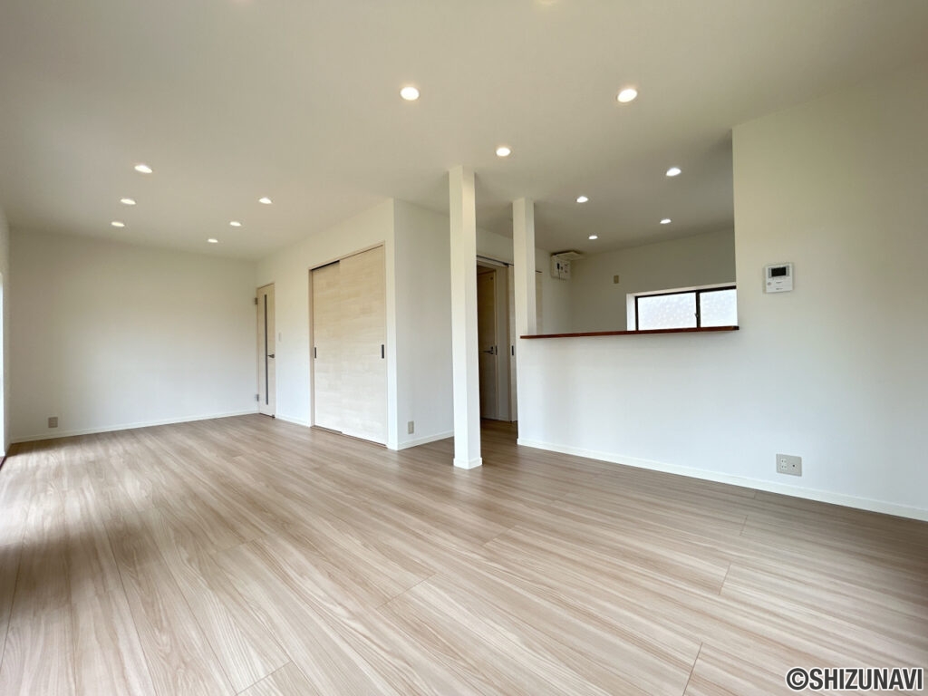 【リフォーム済/リビング】元は和室ですが、床はフローリング、壁、天井はクロスで仕上げ、約20帖のリビングになりました。対面キッチンで家族とのコミュニケーションも増えそうですね。リビングに収納もあり、日用品や掃除道具なども収納でき便利です。