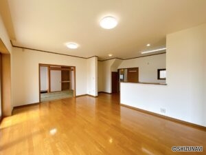 【リフォーム後／リビング】リビング内はフローリングワックスがけ、クロス貼替え、LED照明交換を行いました。