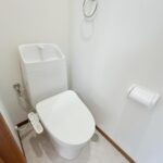 【リフォーム後／1階洋室横トイレ】トイレは新品交換を行いました。トイレが2か所あると嬉しいですね。