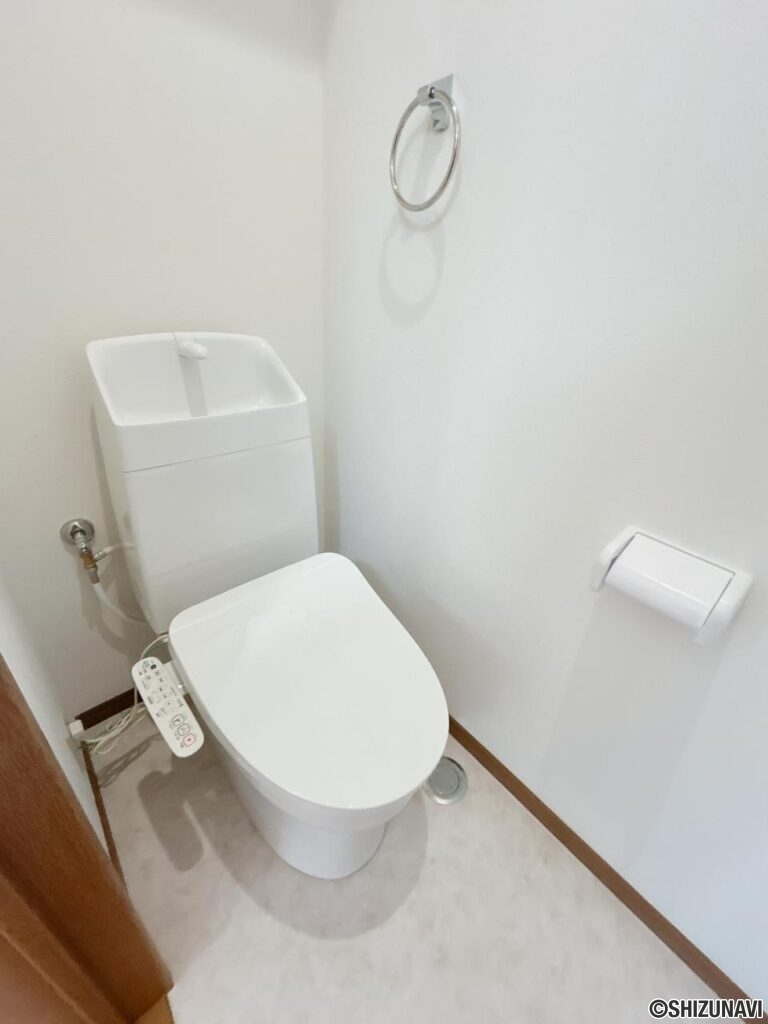 【リフォーム後／1階洋室横トイレ】トイレは新品交換を行いました。トイレが2か所あると嬉しいですね。