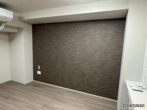 リビングと玄関の壁面にはエコカラットを採用しており、吸湿と消臭効果を備えています。