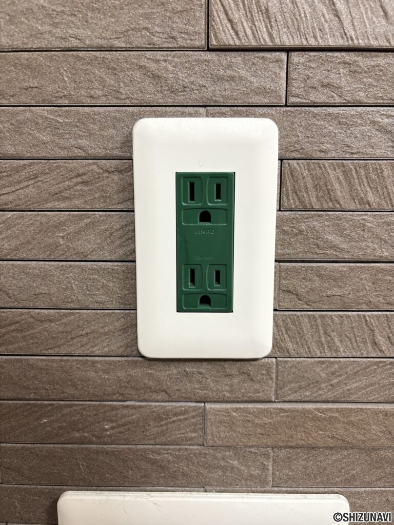 リビングに災害時の予備電源を備えています。また、受水槽もあり万が一の時でも最低限のライフラインを確保できます。