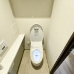 トイレは、最新のウォシュレット機能が付いた清潔な空間です。手洗いカウンターも設置されており、使い勝手の良さが魅力です。