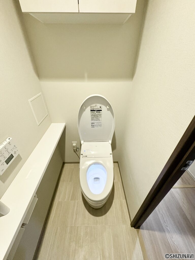 トイレは、最新のウォシュレット機能が付いた清潔な空間です。手洗いカウンターも設置されており、使い勝手の良さが魅力です。