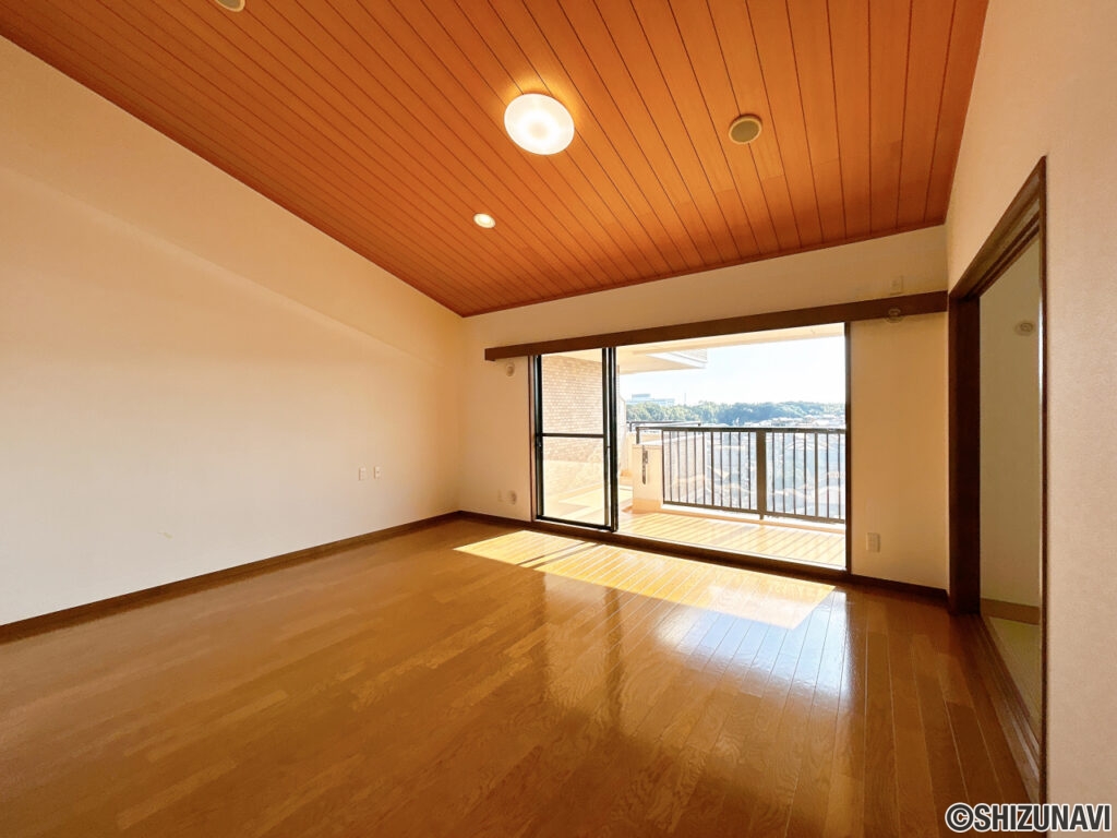 【リフォーム済み/LDK】別角度です。LDKはクリーニング後ワックスがけを行いました。