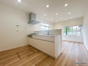 【リフォーム後/LDK/別角度】約10帖のLDKです。フローリングの重張、クロス・照明・建具の交換を行いました。