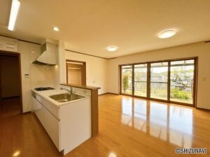 【リフォーム後／リビング】リビング内はフローリングワックスがけ、クロス貼替え、LED照明交換を行いました。