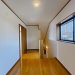【リフォーム後／二階廊下】二階の廊下にはクローゼットがございます。ファミリークローゼットとしても、掃除道具入れの収納としてもお使いいただけます。