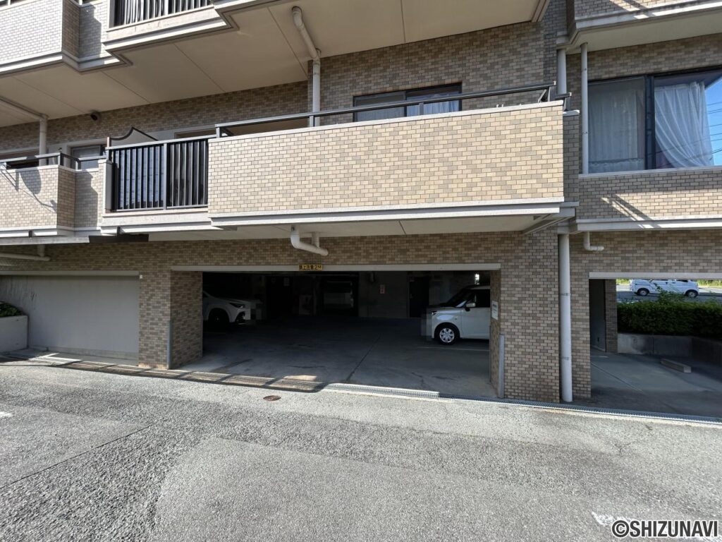 【駐車場】敷地内に1台駐車場あり。継承可能。月額6500円。敷地外（徒歩約1分）に2台分駐車場があります。継承可能です。