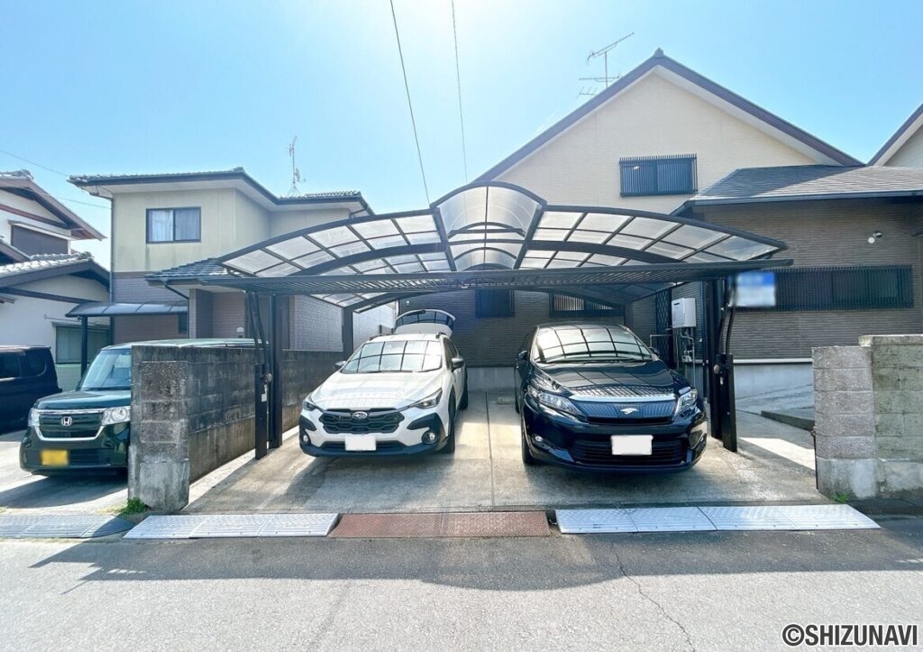 【リフォーム後／駐車場】並列2台の駐車場がございます。カーポート付きで雨天時の車へのアクセスも心強いですね。団地内で交通量が少ないため、車の出し入れは落ち着いて行っていただけます。