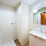 【リフォーム済み/洗面所】洗面所には洗濯機置き場もございます。