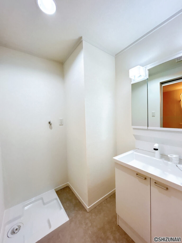 【リフォーム済み/洗面所】洗面所には洗濯機置き場もございます。