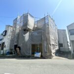 【リフォーム中/外観別アングル】現在、外壁と屋根を塗装中です。購入後すぐの塗り直しが必要ないのは嬉しいですね。