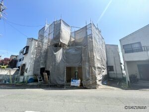 【リフォーム中/外観別アングル】現在、外壁と屋根を塗装中です。購入後すぐの塗り直しが必要ないのは嬉しいですね。